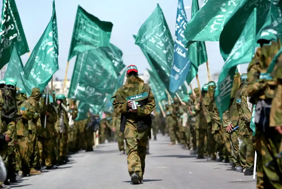 hamas sfila a gaza in mezzo alla popolazione