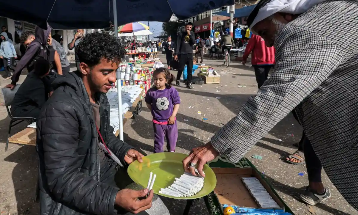 sigarette a gaza rollate a mano molto costose nascoste negli aiuti umanitari