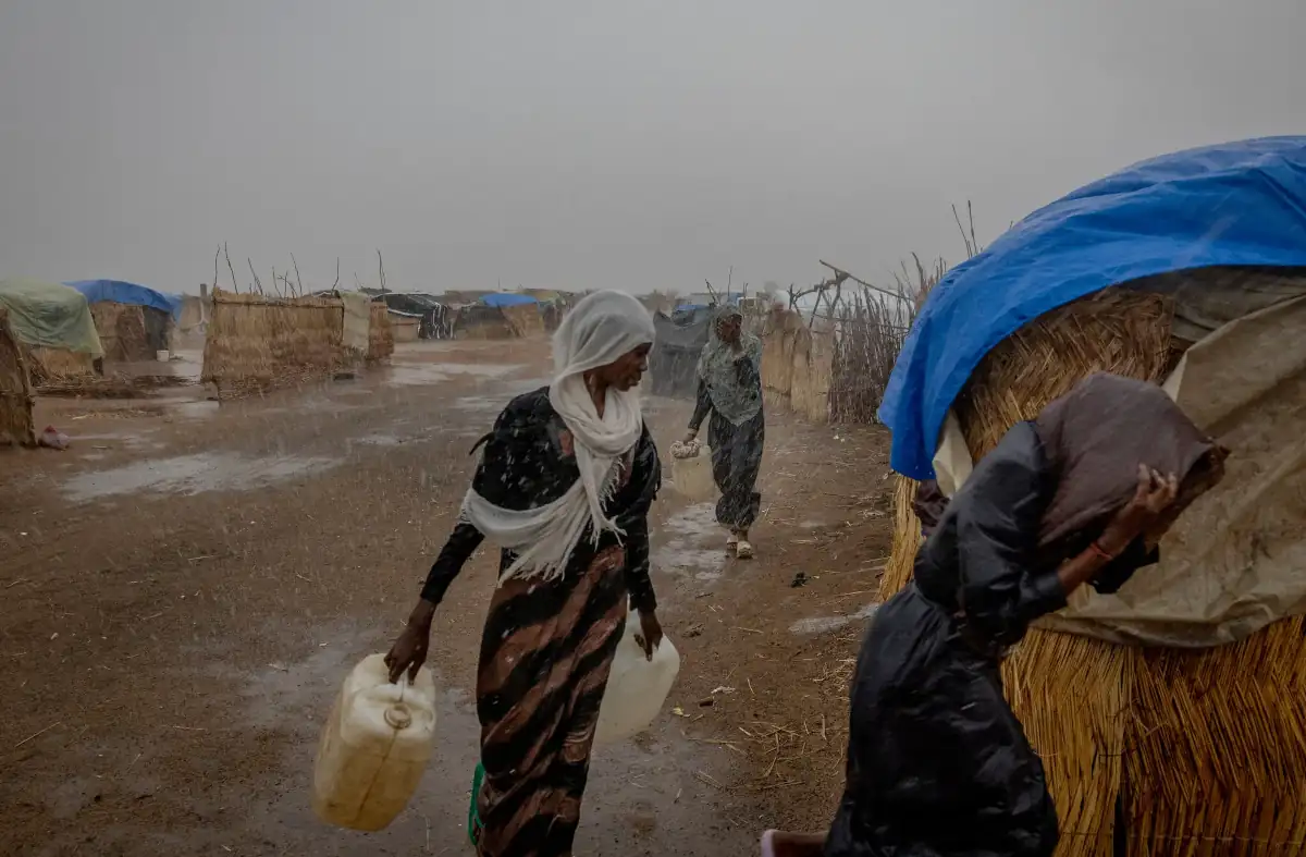 In Sudan milioni di persone rischiano di morire di fame, ma non fa notizia 4 Sudan campo profughi André sotto la pioggia