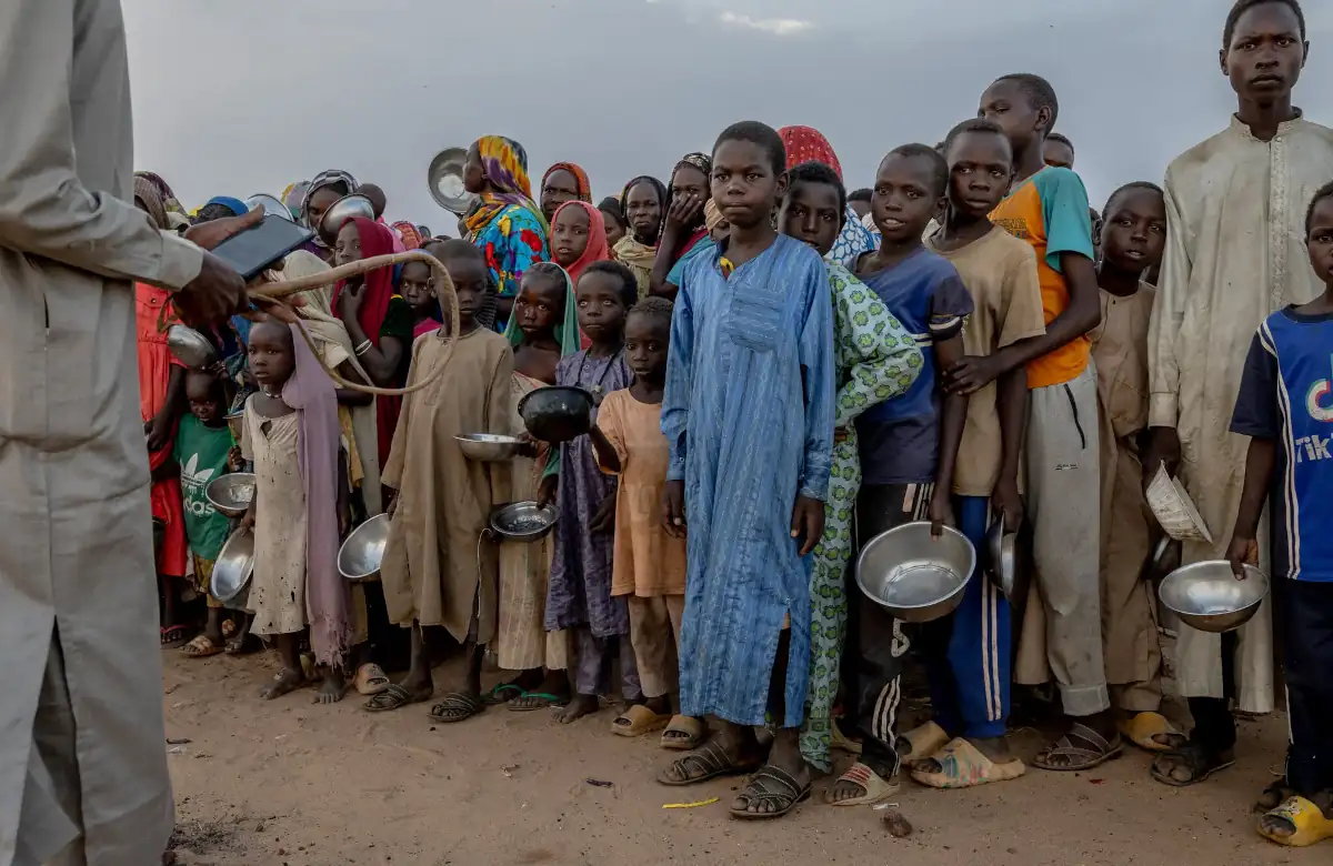 In Sudan milioni di persone rischiano di morire di fame, ma non fa notizia 3 Distribuzione alimentare campo André in Sudan