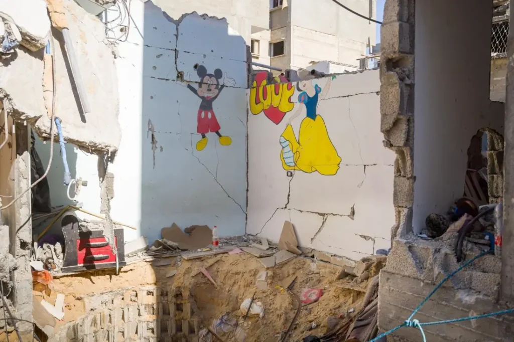 Ostaggi di Hamas tenuti come animali. L'IDF diffonde il video del tunnel dell'inferno 3 tunnel nella stanza di un bambino