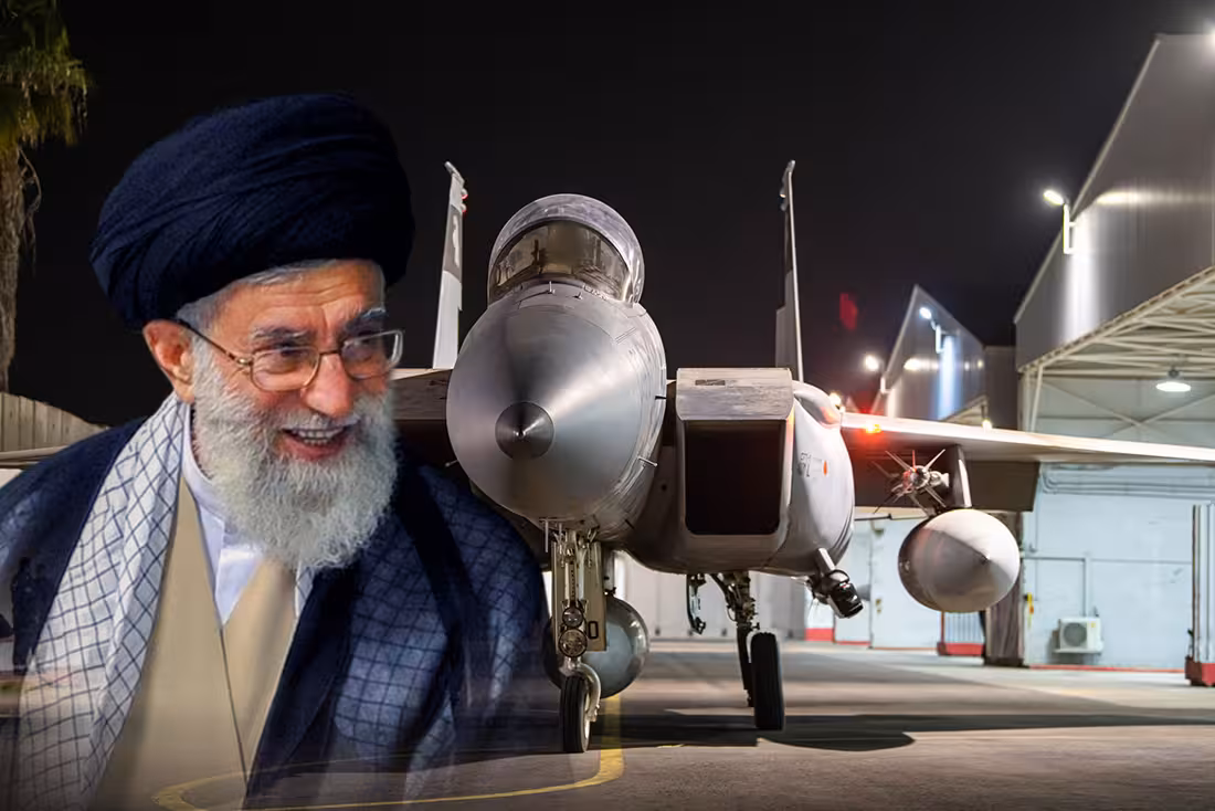 attacco israele a iran, Khamenei di fronte a un jet israeliano