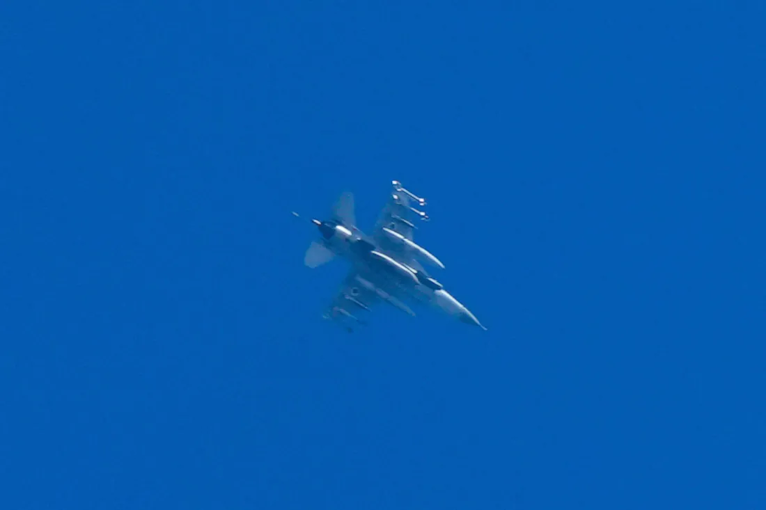 aerei da caccia israeliani nei cieli del Libano