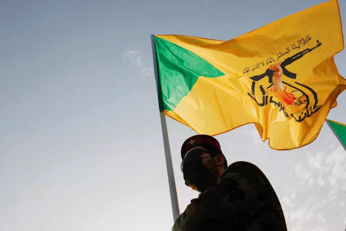 milizie sciite in Iraq sventolano bandiera asse della resistenza