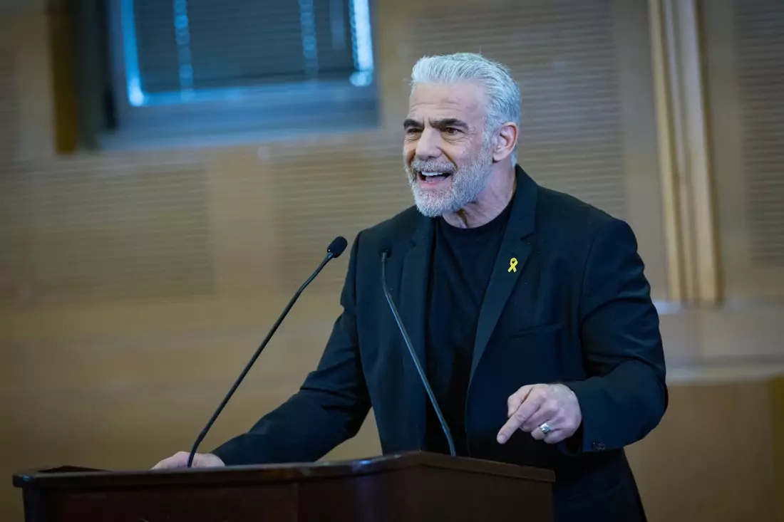 Yair Lapid parla contro Netanyahu