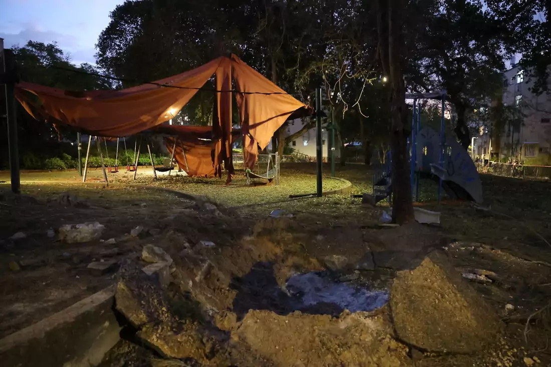 Un cratere vicino a un'area giochi per bambini in un parco in una zona residenziale di Tel Aviv, causato da un missile lanciato dallo Yemen nelle prime ore del 21 dicembre 2024