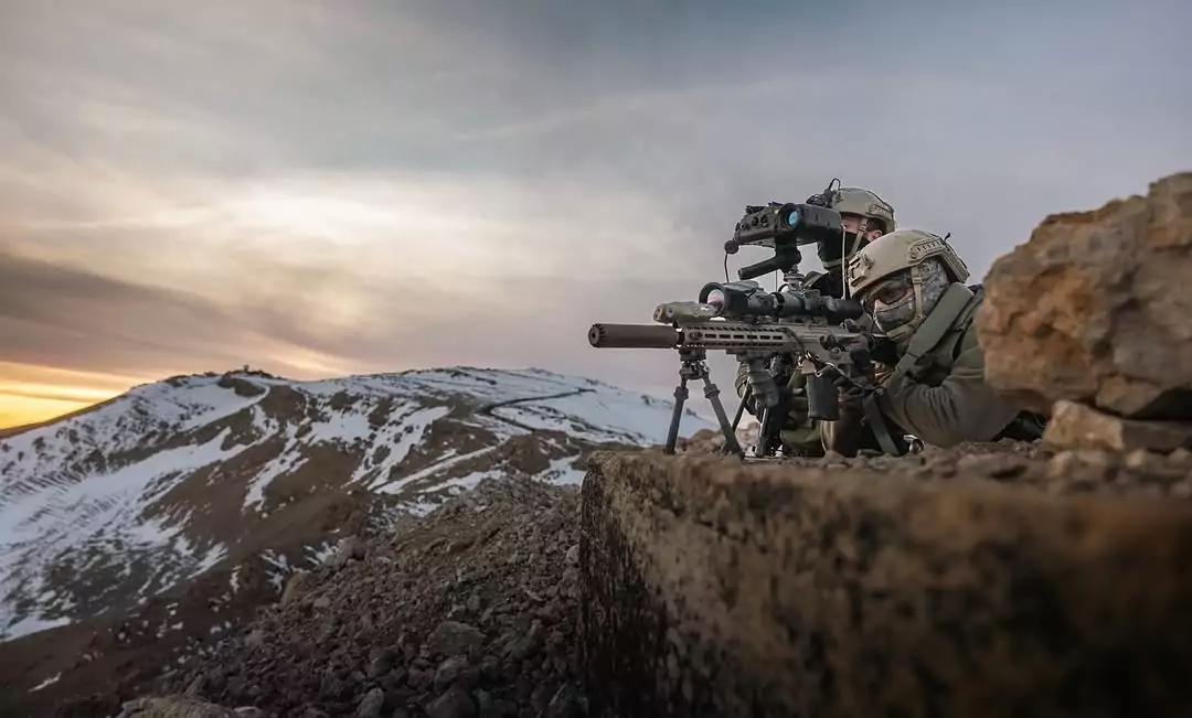 Le truppe dell'unità d'élite Shaldag dell'aeronautica militare israeliana sono visibili in cima al versante siriano del monte Hermon, in una foto pubblicata il 12 dicembre 2024. (Forze di difesa israeliane)