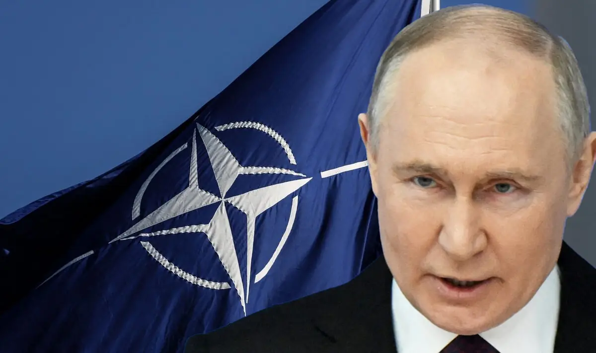 putin su bandiera della nato a raffigurare il pericolo della Russia per l'occidente
