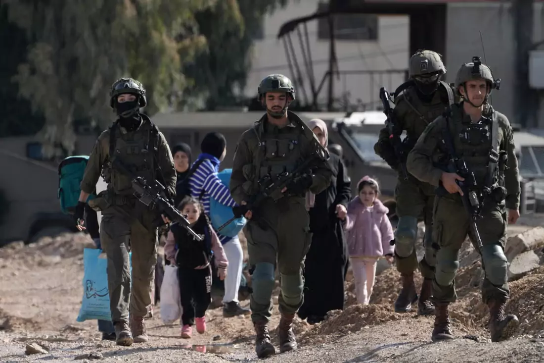 Soldati israeliani proteggono civili palestinesi in Cisgiordania