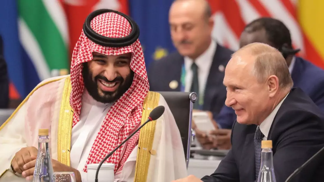 il principe dell'Arabia Saudita, MBS, ride insieme a Putin