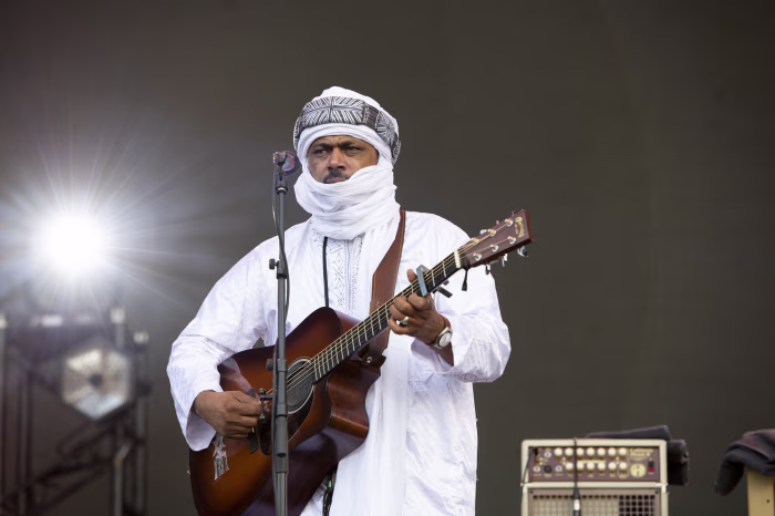 Storia di Iyad ag Ghali, da musicista ubriacone a leader di Al Qaeda in Africa 4 Abdallah ag Lamida si esibisce nell'agosto 2022 con la sua band Tinariwen a Londra.