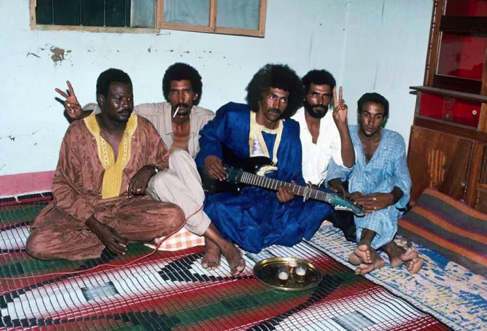 Storia di Iyad ag Ghali, da musicista ubriacone a leader di Al Qaeda in Africa 3 Una foto del 1992 di Ibrahim ag Alhabib che suona la chitarra in Mali. Foto: Tinariwen