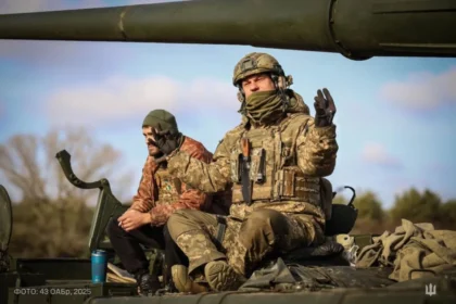 Guerra Russia-Ucraina. Soldati ucraini sopra carro armato