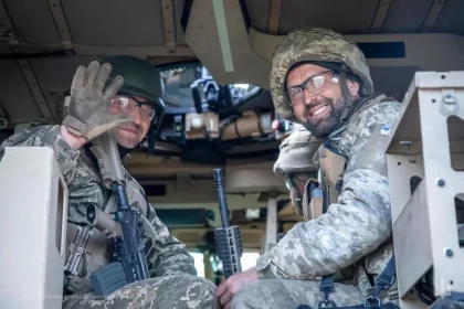 Ucraina, soldati al fronte dentro blindato
