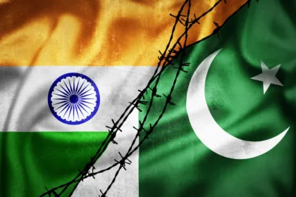 tensioni India Pakistan bandiere