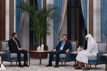 Il primo ministro iracheno Mohammed Shia al-Sudani, il presidente siriano Ahmed al-Sharaa e l'emiro del Qatar, lo sceicco Tamim bin Hamad Al-Thani, si incontrano giovedì in Qatar. (Foto Iraqi News Agency)
