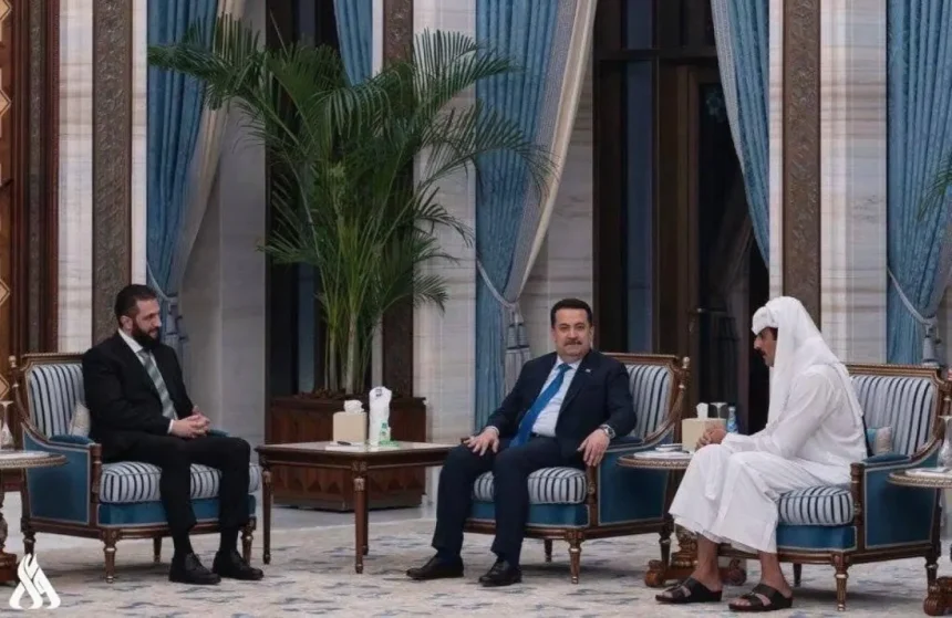 Il primo ministro iracheno Mohammed Shia al-Sudani, il presidente siriano Ahmed al-Sharaa e l'emiro del Qatar, lo sceicco Tamim bin Hamad Al-Thani, si incontrano giovedì in Qatar. (Foto Iraqi News Agency)