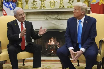 Netanyahu e Trump nello studio ovale della Casa Bianca che parlano di dazi