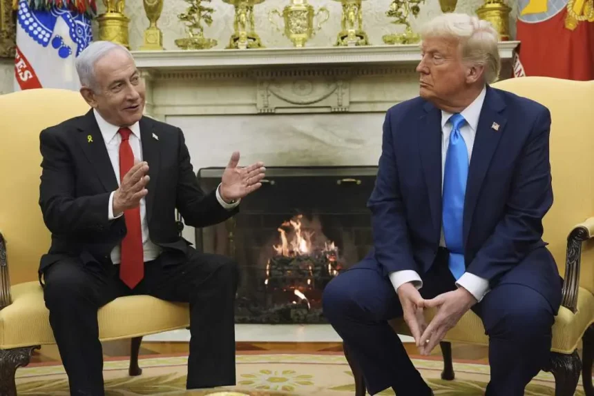 Netanyahu e Trump nello studio ovale della Casa Bianca che parlano di dazi