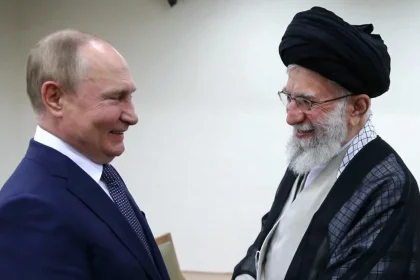 Putin stringe la mano a Khamenei