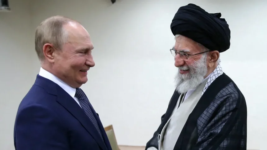 Iran e Russia confermano l'alleanza strategica a prescindere dai buoni rapporti con Trump 1 Putin stringe la mano a Khamenei
