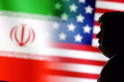 bandiere iran stati uniti con profilo di Trump