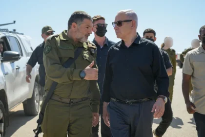 Il Primo Ministro Benjamin Netanyahu (a destra) e il Maggior Generale delle IDF David Zini, nuovo capo dello shin Bet alla base di addestramento di Tzeelim nel sud di Israele, 8 maggio 2025