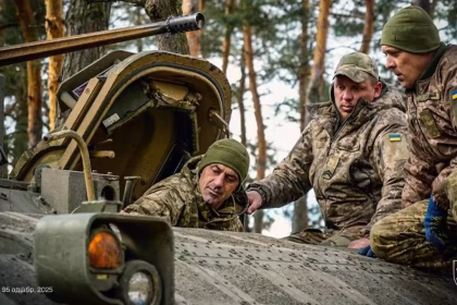 militari in Ucraina dentro un carro armato