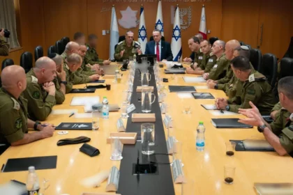 Il ministro della Difesa Israel Katz, al centro a destra, incontra il capo di stato maggiore delle IDF, tenente generale Eyal Zamir, al centro a sinistra, ei vertici dell'esercito prima dell'operazione israeliana contro il programma nucleare iraniano