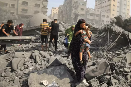 popolo palestinese vittima di Israele tra le macerie di Gaza
