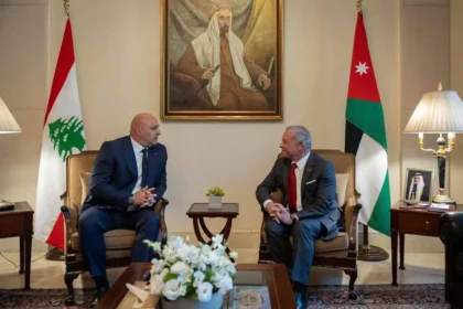 Questa foto diffusa dal Palazzo Reale di Giordania mostra il re di Giordania Abdullah II (a destra) mentre incontra il presidente libanese Joseph Aoun ad Amman, il 10 giugno 2025. (Palazzo Reale di Giordania)