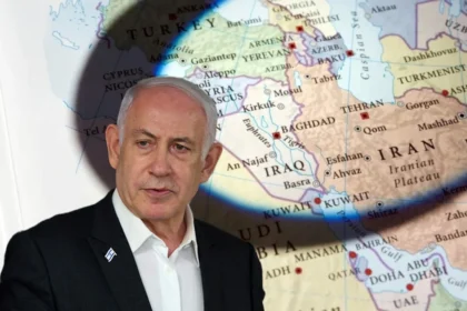 Netanyahu con sullo sfondo la mappa dell'Iran