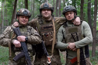 Ucraina mlitari posano per foto