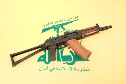 le armi di Hezbollah un ak47 su bandiera