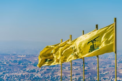 Hezbollah bandiere che sventolano