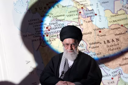 Khamenei con sullo sfondo la mappa di iran
