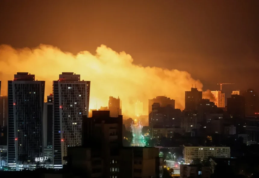 Putin se ne frega delle cosiddette "minacce" di Trump 1 Kiev in fiamme dopo attacco russo ordinato da Putin