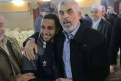 Anas al-Sharif con il leader di Hamas, Yahya Sinwar