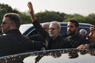 Libano, Ali Larijani, segretario del Consiglio supremo per la sicurezza nazionale dell'Iran, arriva mercoledì all'aeroporto internazionale Rafik Hariri di Beirut