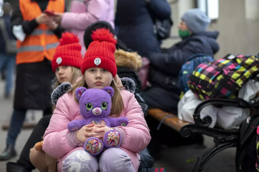 Agghiacciante: bimbi ucraini rapiti dai russi in vendita come merce su un catalogo 1 bimbi ucraini rapiti bambina con orsacchiotto