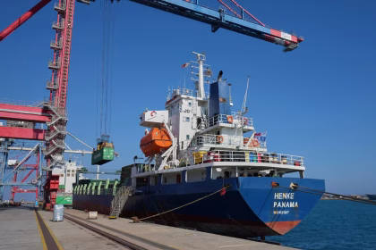 aiuti alimentari per Gaza, Container carichi di aiuti umanitari per Gaza, tra cui farina, pasta, alimenti per l'infanzia e prodotti in scatola, vengono caricati a bordo di una nave battente bandiera panamense nel porto principale di Cipro, a Limassol, lunedì 18 agosto 2025