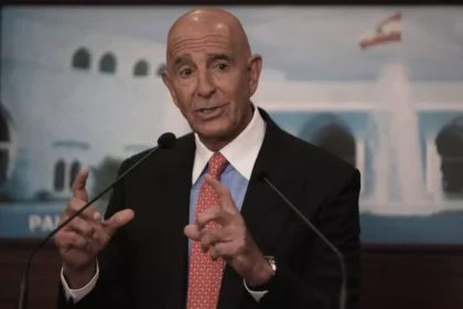 L'ambasciatore degli Stati Uniti in Turchia e inviato speciale in Siria Tom Barrack parla durante una conferenza stampa dopo il suo incontro con il presidente libanese Joseph Aoun, presso il palazzo presidenziale di Baabda, a est di Beirut, in Libano, martedì.
