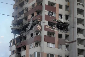 condominio di Teheran colpito da missile di Israele