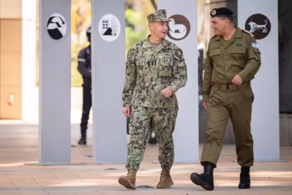 Israele: Il comandante del CENTCOM, l'ammiraglio Brad Cooper, a sinistra, e il capo di stato maggiore delle IDF, tenente generale Eyal Zamir, si incontrano presso il quartier generale delle IDF a Tel Aviv, in una foto autorizzata alla pubblicazione