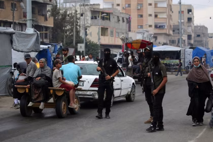 Membri di Hamas sono dispiegati nel campo profughi di Nuseirat, nella Striscia di Gaza centrale
