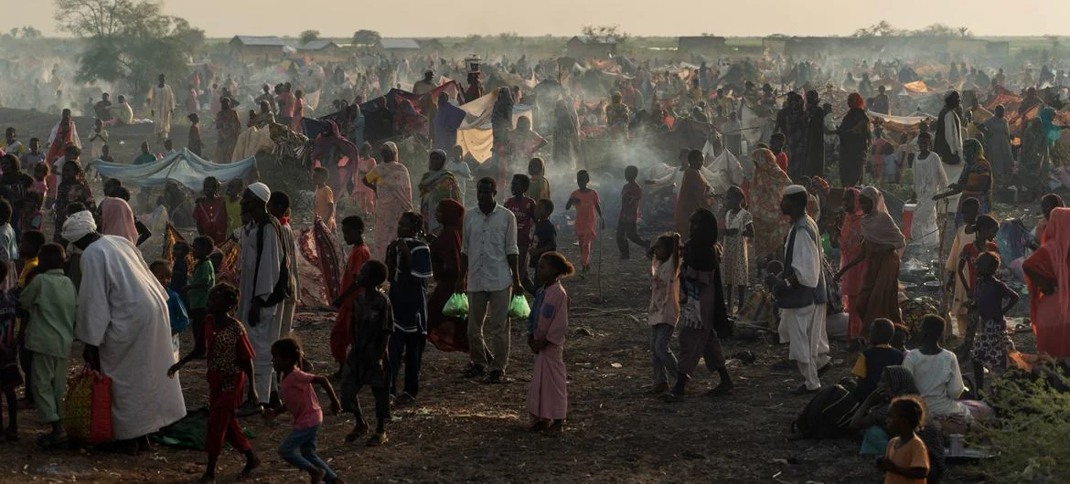 Guerra in Sudan: uno scontro tra potenze arabe che mostra il futuro dell'Africa? 1 guerra in Sudan rifugiati cercano riparo