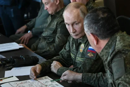 guerra ibrida, Putin in divisa alle esercitazioni