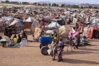 sudanesi sfollati, fuggiti da El-Fasher dopo la caduta della città in mano alle Forze di supporto rapido (RSF), riposano nel campo di Um Yanqur, situato sul confine sud-occidentale di Tawila, nella regione occidentale del Darfur, in Sudan
