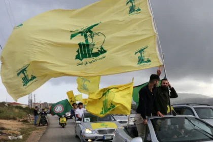 macchine in sfilata in Libano mostrano la bandiera di Hezbollah