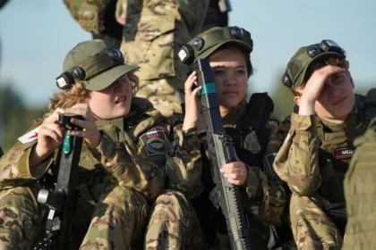 Russia bambini soldato imparano a usare le armi da otto anni